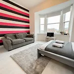 1 Bedroom Main Street Apartment Glasgow