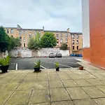 Kelvingrove 2 Bedroom Apartment - Private Parking
