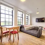 Glasgow Green Modern Flat - Private Parking
