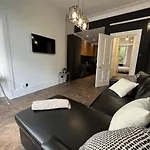 Modern 1Br West End Flat