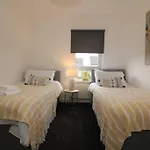 Large 5 Bedroom Townhouse Close To City Center