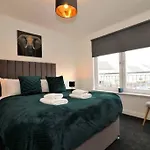 Large 5 Bedroom Townhouse Close To City Center