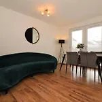 Large 5 Bedroom Townhouse Close To City Center