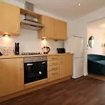 Large 5 Bedroom Townhouse Close To City Center