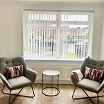 Ideal 3 Bed Home In Glasgow City With Free Parking