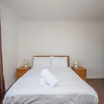 3 Bedroom Duplex With Free Parking