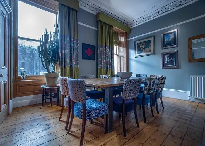 2 Bed In Great Location 15-20 Minutes Walk To Sec