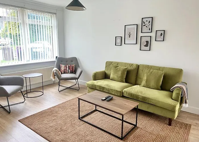 Ideal 3 Bed Home In Glasgow City With Free Parking