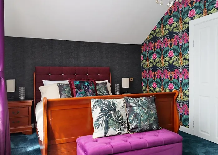 Finn Village - Loch Lomond Villa B&B Jungle Room En-Suite Bathroom & Oudoor Hot Tub