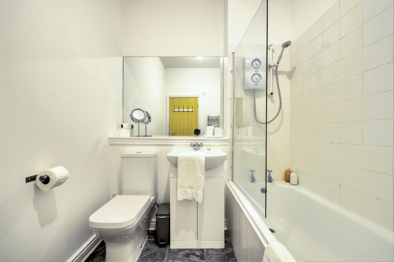 Green Modern Flat - Private Parking