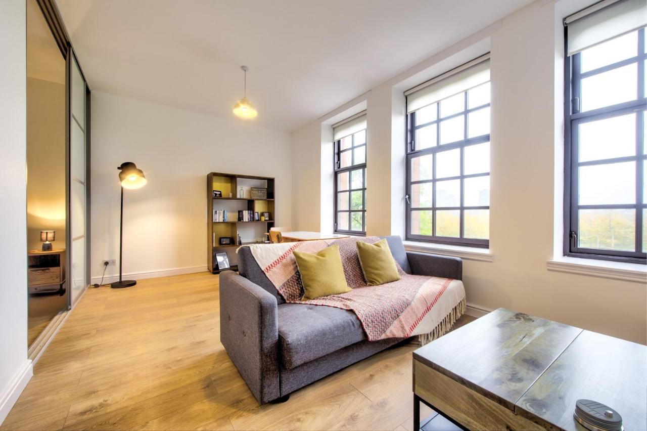 Green Modern Flat - Private Parking Apartment
