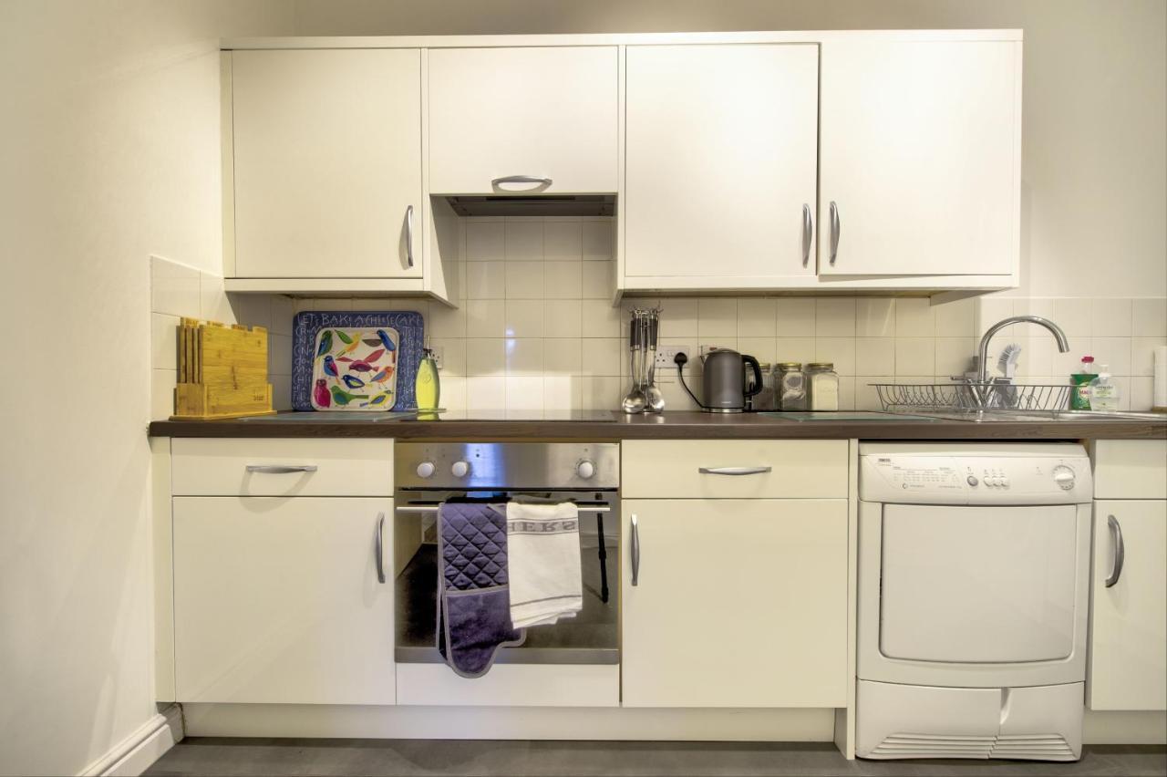 Green Modern Flat - Private Parking Apartment *