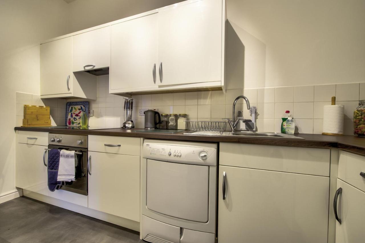 Green Modern Flat - Private Parking Glasgow