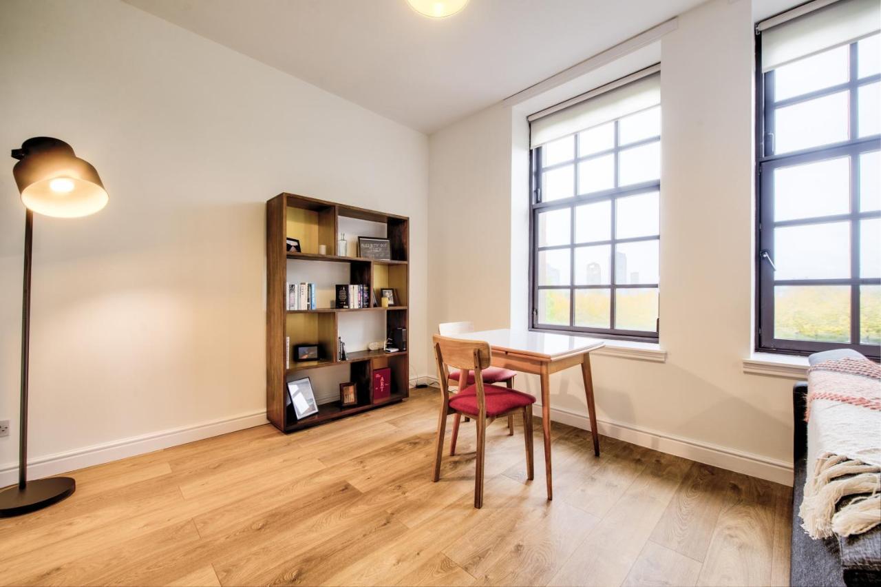 Green Modern Flat - Private Parking Apartment