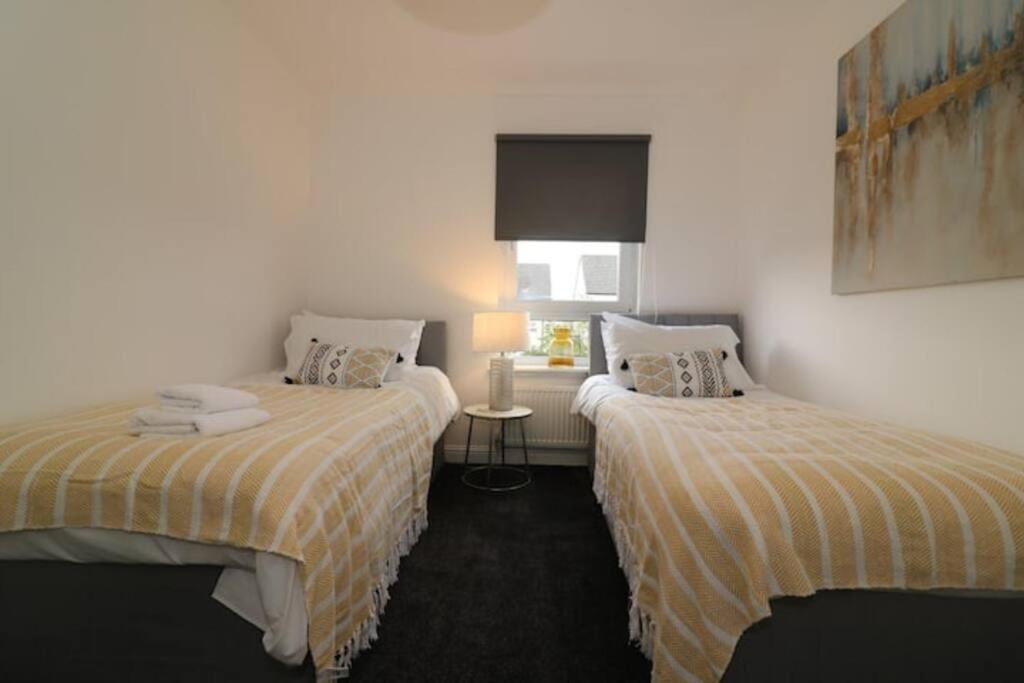 Large 5 Bedroom Townhouse Close To Center *