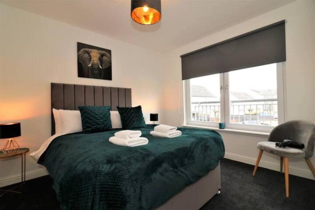 Large 5 Bedroom Townhouse Close To Center *