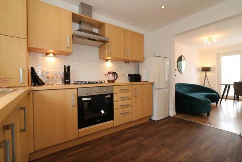 Large 5 Bedroom Townhouse Close To Center *