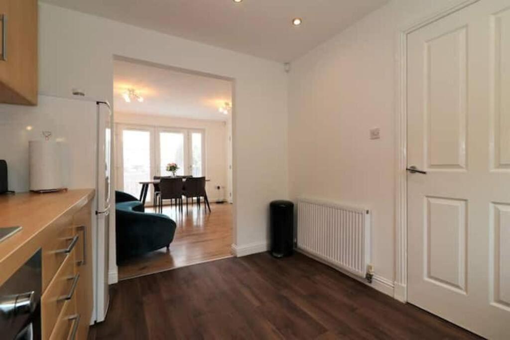 Large 5 Bedroom Townhouse Close To Center *