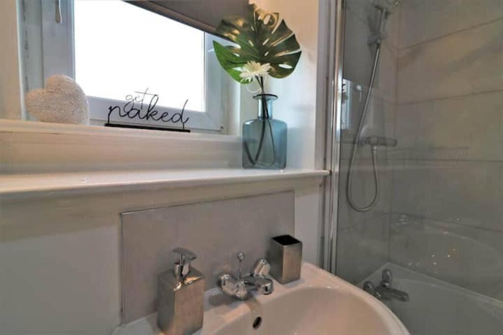 Large 5 Bedroom Townhouse Close To Center Apartment *