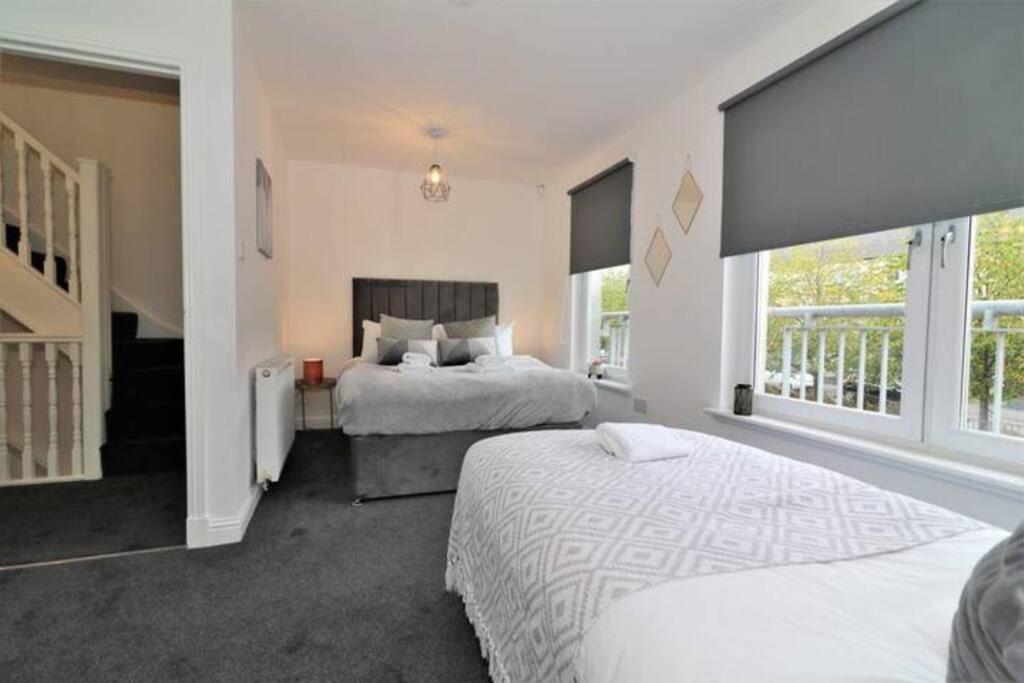 Large 5 Bedroom Townhouse Close To Center Glasgow