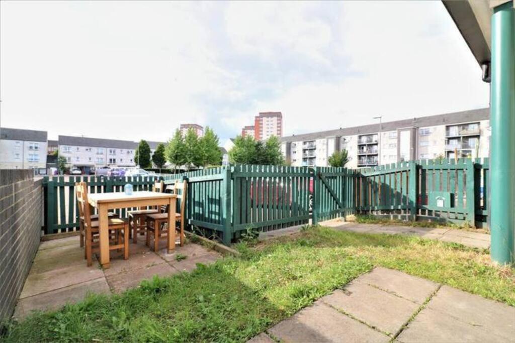 Large 5 Bedroom Townhouse Close To Center