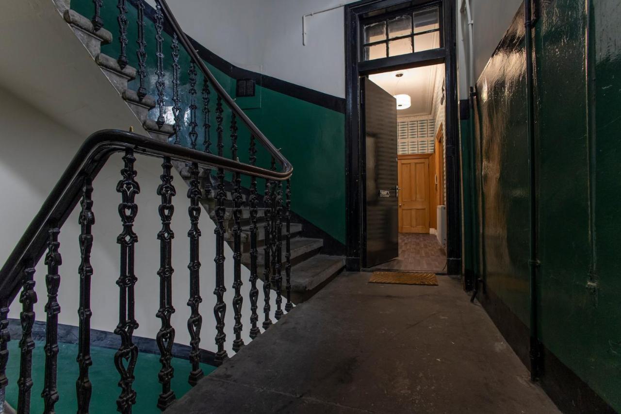 2 Bed In Great Location 15-20 Minutes Walk To Sec Apartment