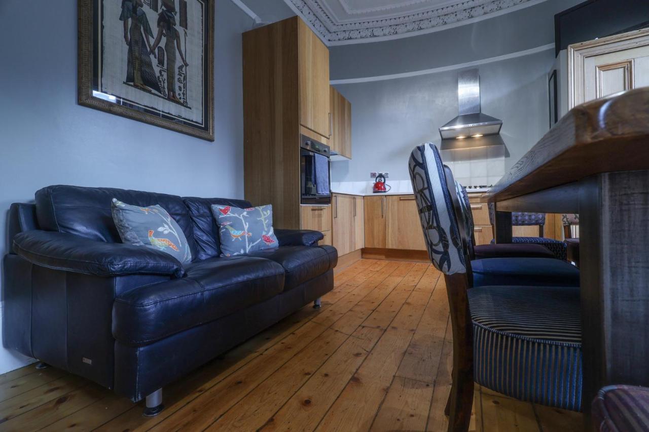 2 Bed In Great Location 15-20 Minutes Walk To Sec Apartment