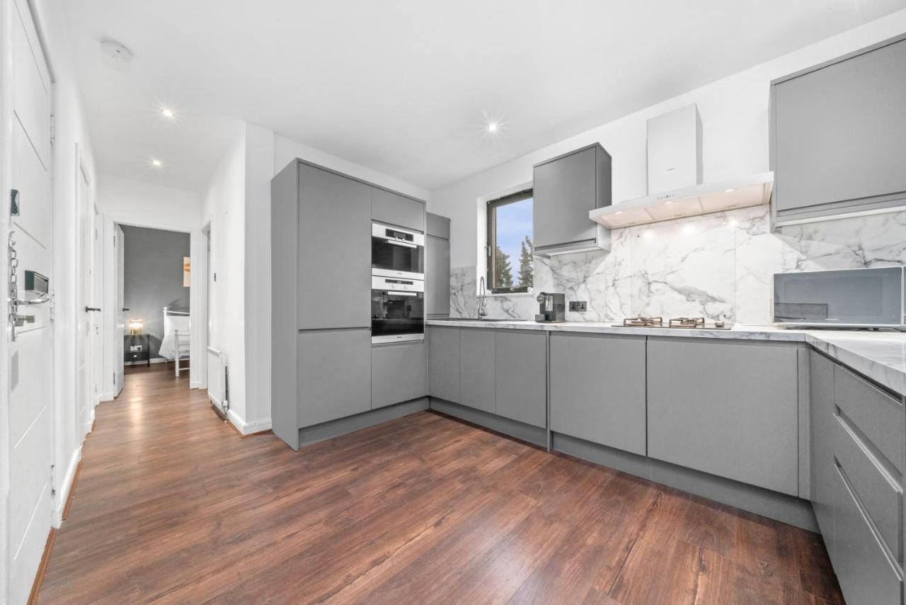Modern With Free Parking Near Town & Green Apartment
