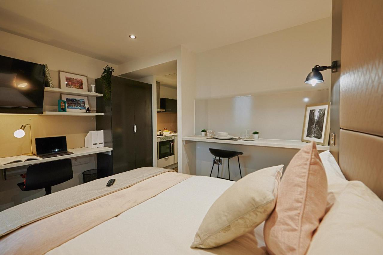 Aparthotel Chic Living Studio At West End Student Accommodation- Students Only