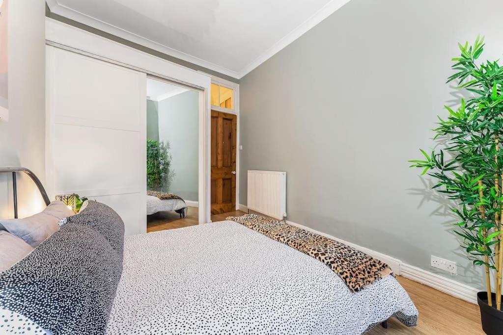 Traditional 1-bed Flat In Southside *