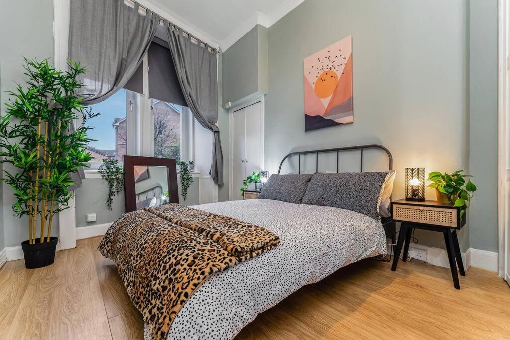 Traditional 1-bed Flat In Southside *
