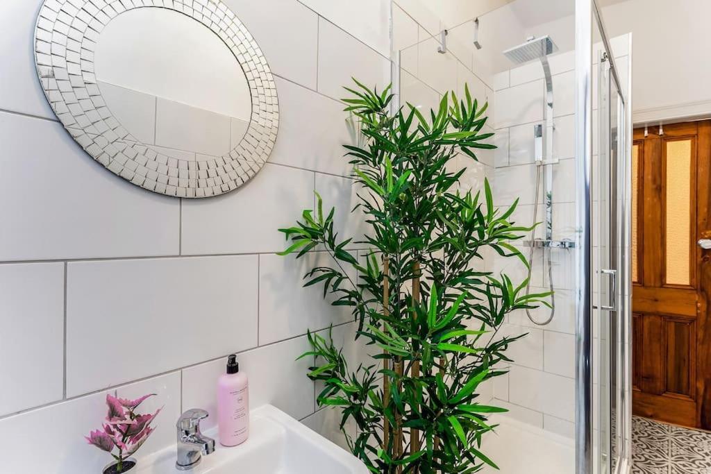 Traditional 1-bed Flat In Southside Apartment