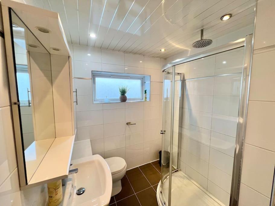 Holiday home Ideal 3 Bed In With Free Parking *