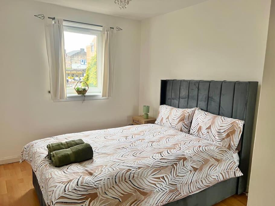Ideal 3 Bed In With Free Parking Holiday home *