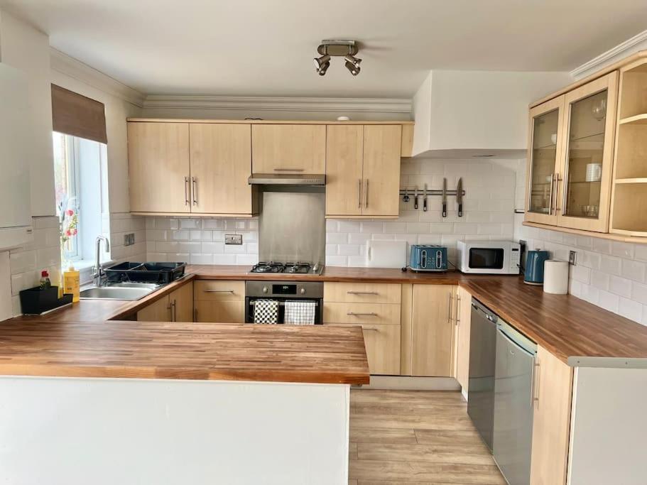 Ideal 3 Bed In With Free Parking