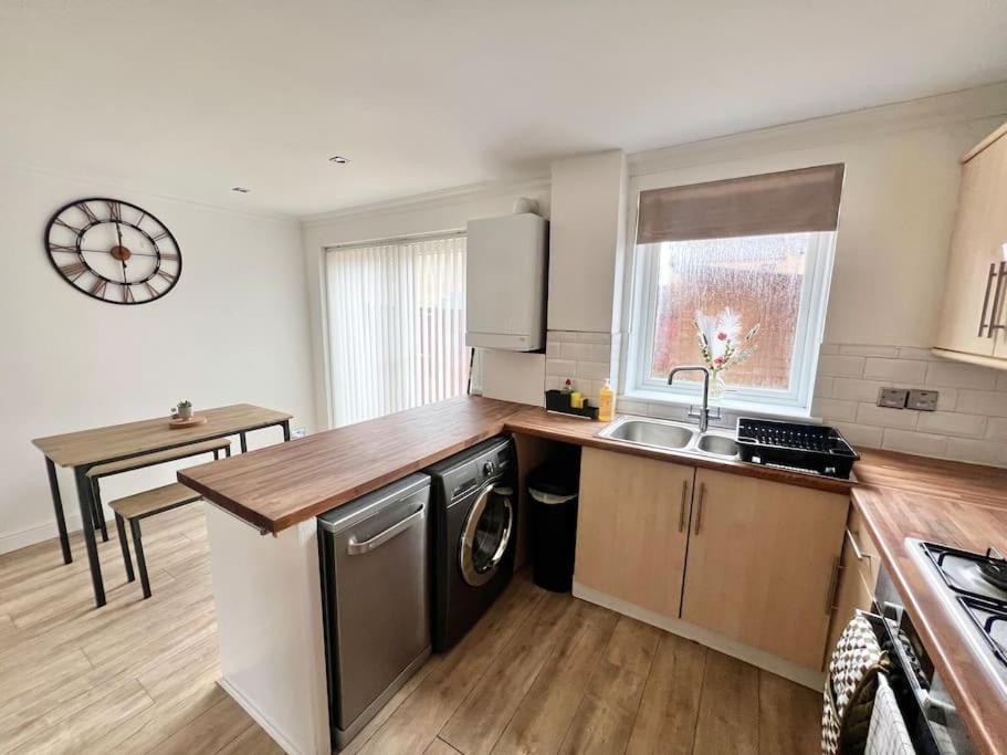 Ideal 3 Bed In With Free Parking Holiday home *