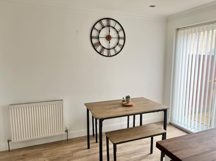 Ideal 3 Bed In With Free Parking *