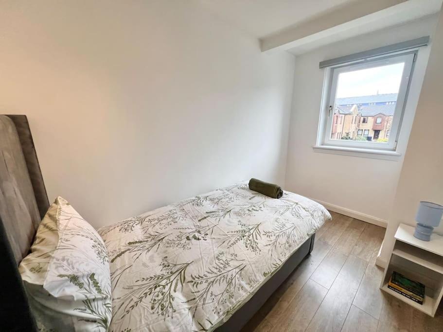 Ideal 3 Bed In With Free Parking *