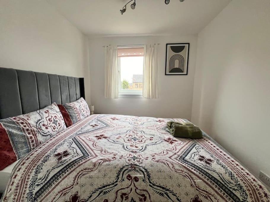 Ideal 3 Bed In With Free Parking Holiday home *