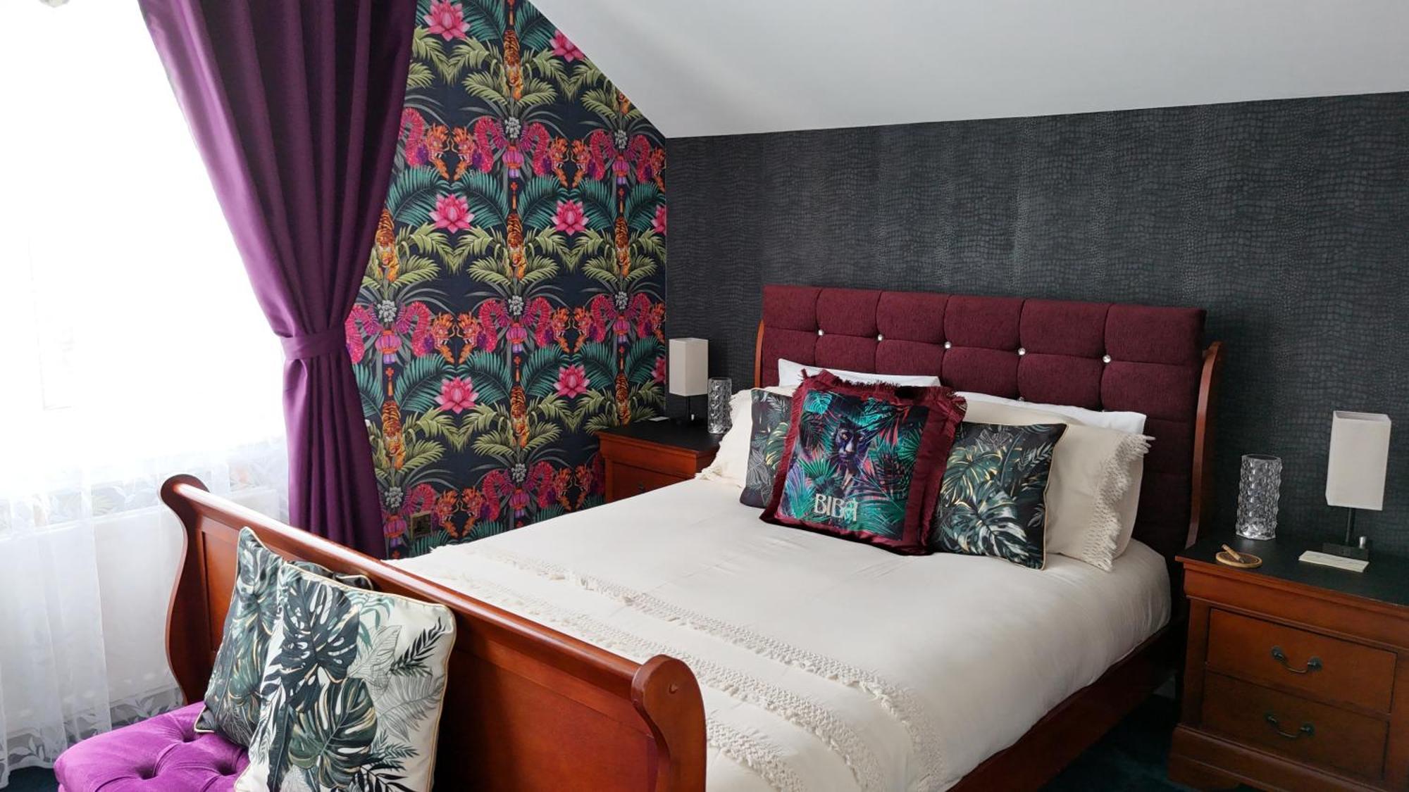 Bed & Breakfast Finn Village - Loch Lomond Jungle En-suite Bathroom & Oudoor Hot Tub