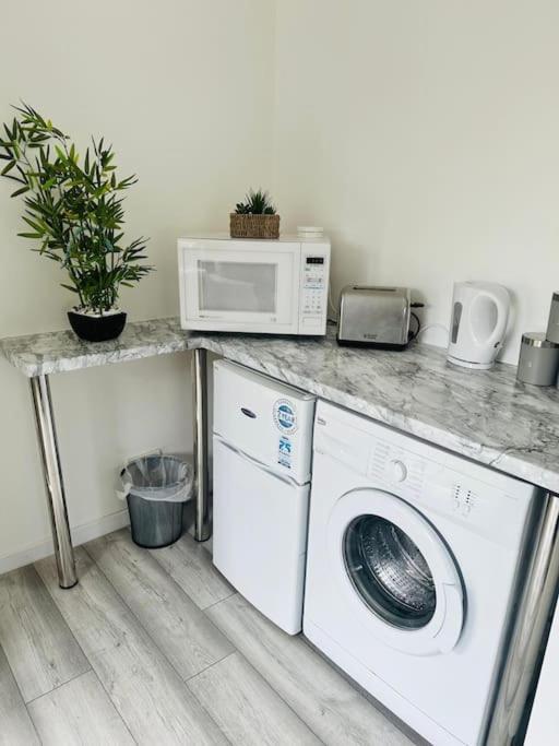 Entire Private 1 Bedroom - Guest In Apartment