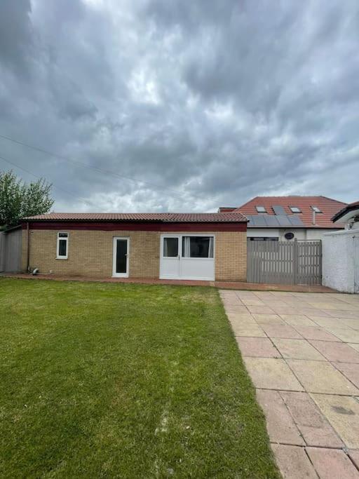 Entire Private 1 Bedroom - Guest In * Glasgow