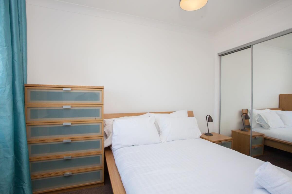 Apartment 3 Bedroom Duplex With Free Parking *