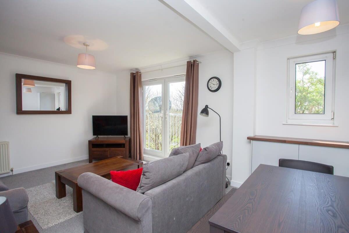 3 Bedroom Duplex With Free Parking Apartment *
