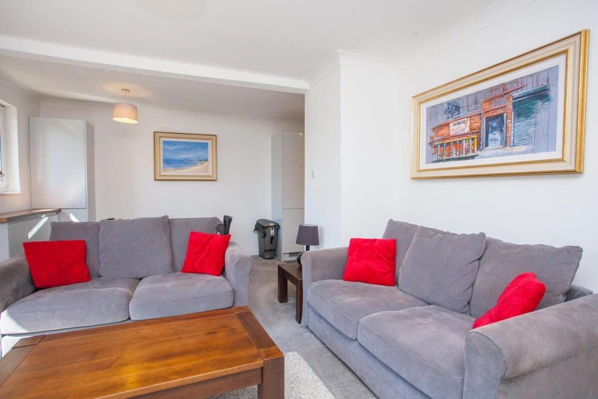 3 Bedroom Duplex With Free Parking *