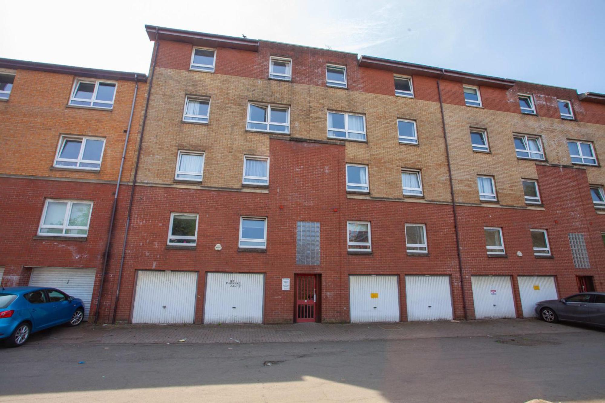 Apartment 3 Bedroom Duplex With Free Parking *