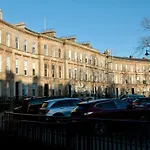 Ground Floor West End /City Centre / Rockvilla Flat & Parking