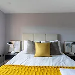 Stunning 1 Bed Merchant City Apartment With Parking
