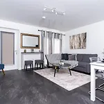 Spacious 3 Bedroom House In Glasgow City With Private Parking & Garden
