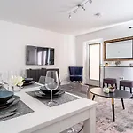 Spacious 3 Bedroom House In Glasgow City With Private Parking & Garden